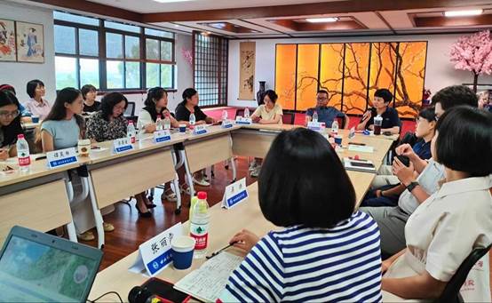 一群小孩坐在桌子前
描述已自动生成